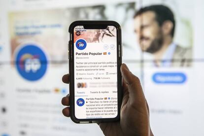 Un usuario consulta la cuenta oficial del PP en Twitter.
