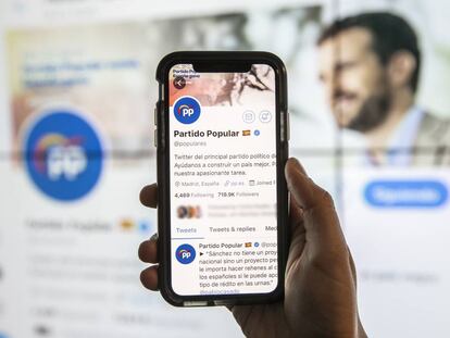 Un usuario consulta la cuenta oficial del PP en Twitter.