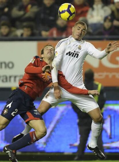 Benzema pelea por el balón con Azpilicueta.