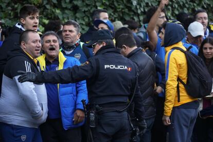 Un agente de la Policía Nacional mantiene la seguridad en el exterior del hotel donde se concentran los jugadores de Boca Juniors, este sábado en Madrid.