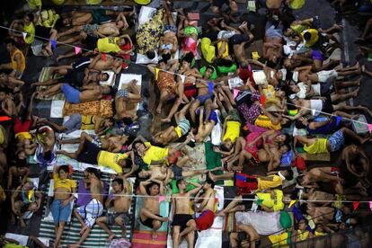 Reclusos duermen al aire libre en la cárcel de Quezón City, en Manila (Filipinas). 