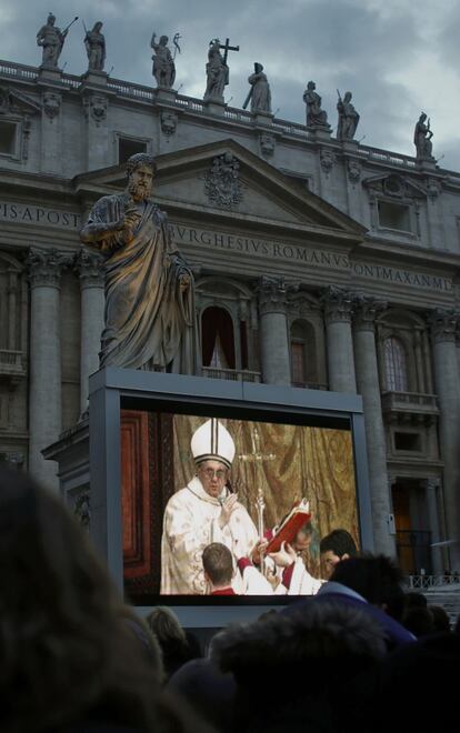 Pantalla gigante instalada en la plaza de San Pedro donde se puede ver la primera misa del pontificado de Francisco ante los cardenales en la capilla Sixtina.