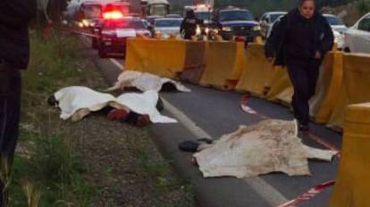 Los cadáveres de los cuatro asaltantes en la carretera México -Toluca.