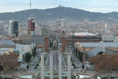 Las recuperadas cuatro columnas de Puig i Cadafalch  vistas desde la montaña de Montjuïc.