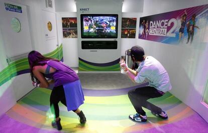 Dos personas juegan con uno de los nuevos títulos presentados por Kinect