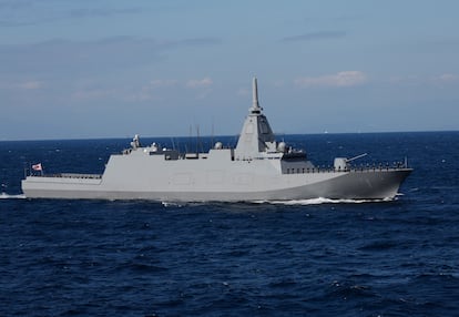 Fragata furtiva JS Mogami (FFM-1) de la Fuerza Marítima de Autodefensa de Japón participa en una revista naval internacional en la bahía de Sagami (Yokosuka, Japón)