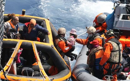 Rescate de una ni&ntilde;a por un barco de las Fuerzas Armadas alemanas.