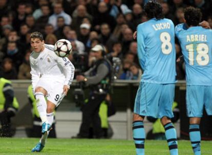 Cristiano Ronaldo ejecuta la falta que supuso el primer gol del  Madrid.