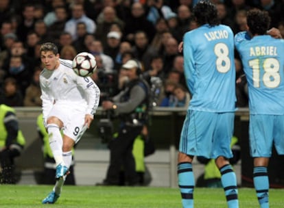 Cristiano Ronaldo ejecuta la falta que supuso el primer gol del Madrid.