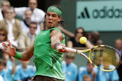 Nadal devuelve una pelota a Federer en la final del Ronald Garros 2008 donde se hizo con la victoria.