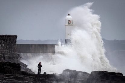 Olas agitadas por la tormenta Helene golpean el paseo marítimo  en Porthcawl (Gales).