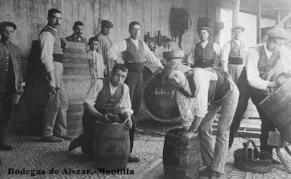 Trabajadores de la bodega a principios del siglo XX.