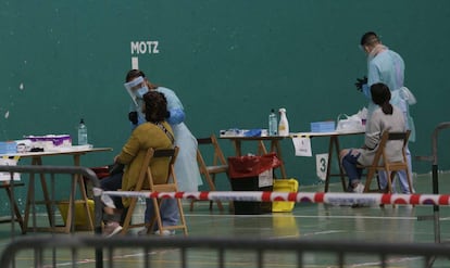 Empleados sanitarios realizan pruebas para detectar casos de coronavirus, en Getaria. Más de 300 personas están citadas este miércoles en el polideportivo de Getaria para hacerse la prueba PCR, tras detectarse cuatro casos positivos en covid-19 relacionados con un bar de la localidad guipuzcoana.