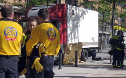 Operarios del Samur en el lugar del atropello en la calle Téllez.