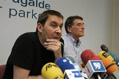 Arnaldo Otegi y Juan María Torrealdai, ex director de <i>Egunkaria,</i> en el acto en Andoain.