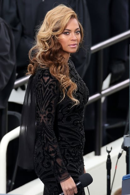 Beyoncé justo antes de interpretar el himno nacional. El vestido es de Emilio Pucci.