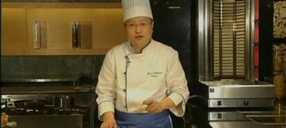 Guo Zhenjing en la preparación de un plato en el programa 'Arte culinario'.