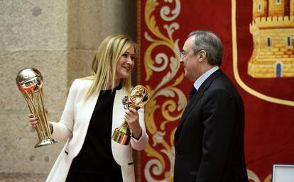 Cristina Cifuentes y Florentino Pérez charlan durante la recepción.