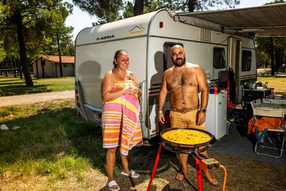 Javier Pérez y Amparo Culebra preparan un arroz en el camping.