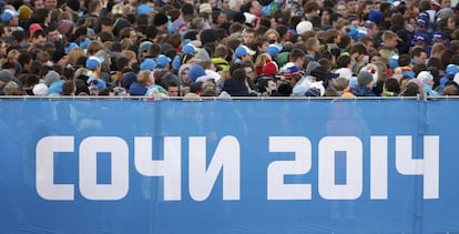 Centenas de pessoas esperam para entrar no estádio olímpico de Sochi, momentos antes da cerimônia inaugural.