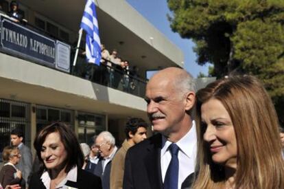 El primer ministro griego, Yorgos Papandréu, y su esposa Ada, después de votar en un centro electoral de Atenas