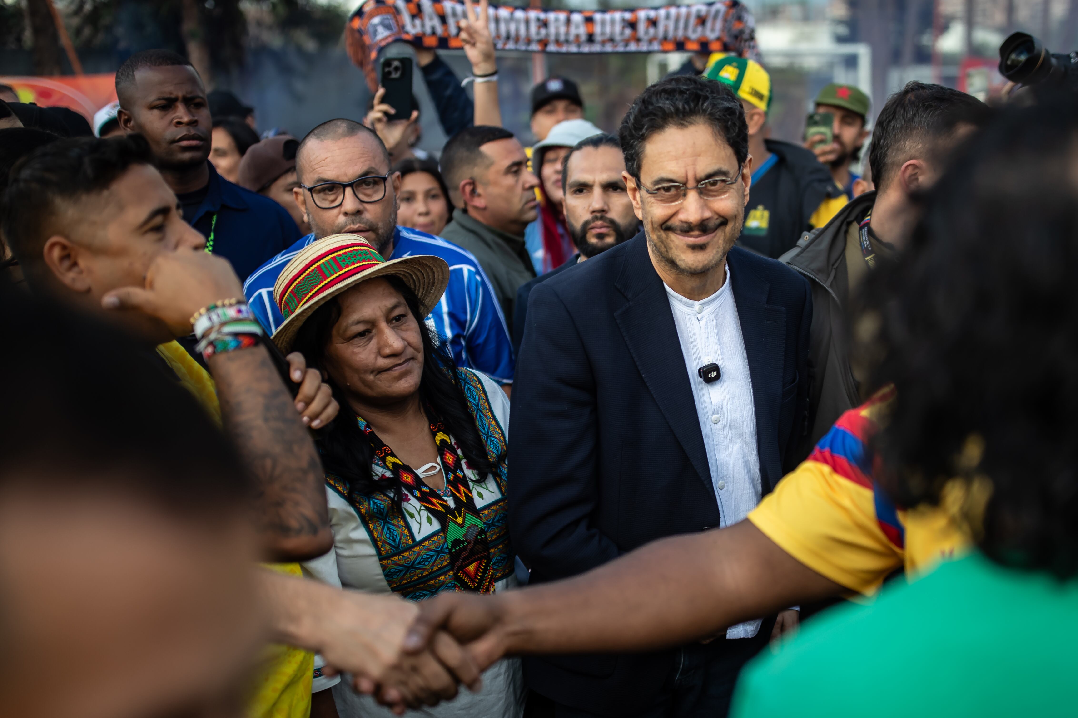 Iván Cepeda y Aida Quilcué, durante un encuentro con jóvenes y barras de fútbol en Bogotá, después de la primera vuelta.