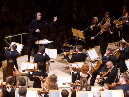 Teodor Currentzis dirige la Cuarta Sinfonía de Mahler a MusicAeterna, cuyos instrumentistas tocaron de pie en la segunda parte.