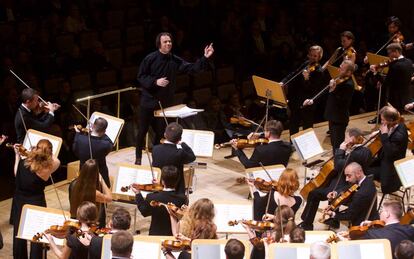 Teodor Currentzis dirige la Cuarta Sinfonía de Mahler a MusicAeterna, cuyos instrumentistas tocaron de pie en la segunda parte.