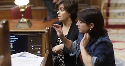 Soraya S&aacute;enz de Santamar&iacute;a y Adriana Lastra  en el Congreso de los Diputados. 