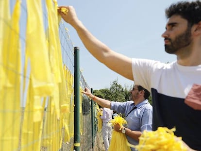 Cargos electos de Cs, afiliados y militantes retiran lazos amarillos en Sant Cugat del Vallès.