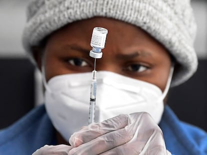Uma enfermeira prepara uma dose da vacina da Pfizer em 10 de março, em Los Angeles.