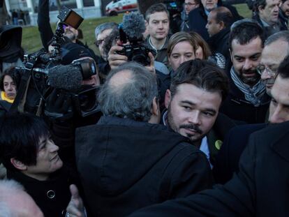 El presidente de la Generalitat, Quim Torra (de espaldas), saluda al portavoz adjunto de ERC en el Congreso, Gabriel Rufián, a su llegada al Tribunal Supremo.