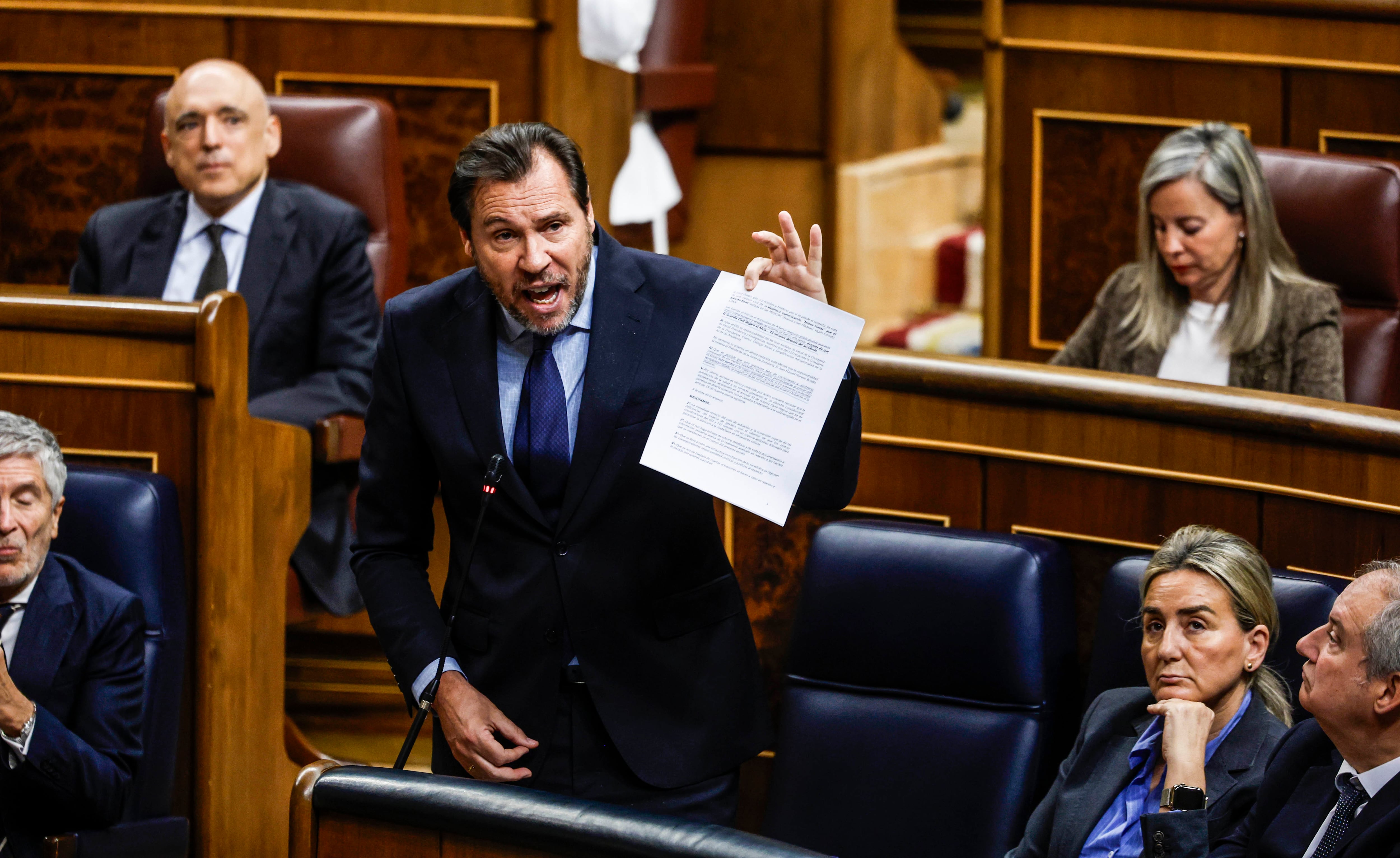 El ministro de Transportes, Óscar Puente, durante su intervención en la Cámara baja.