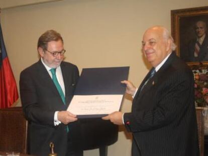 Juan Luis Cebri&aacute;n con Alfredo Matus en el acto de la Academia.