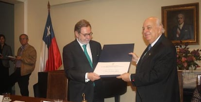 Juan Luis Cebri&aacute;n con Alfredo Matus en el acto de la Academia.