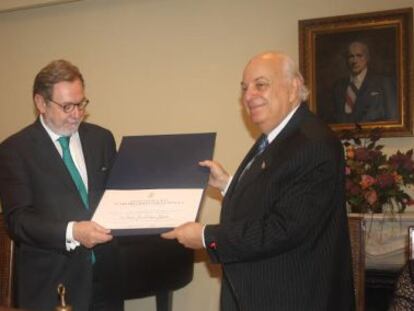 Juan Luis Cebrián con Alfredo Matus en el acto de la Academia.
