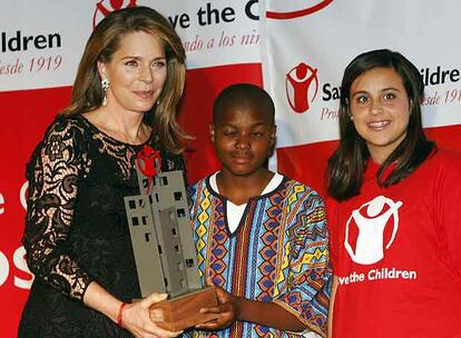 La reina Noor de Jordania recoge ayer en el Círculo de Bellas Artes de Madrid el premio de Save the Children 2008.