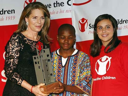 La reina Noor de Jordania recoge ayer en el Círculo de Bellas Artes de Madrid el premio de Save the Children 2008.