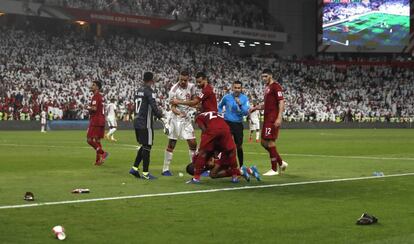 El catarí Salem Al Hajri, en el suelo tras el lanzamiento de sandalias y botellas por el público emiratí en la semifinal de la Copa Asia. 