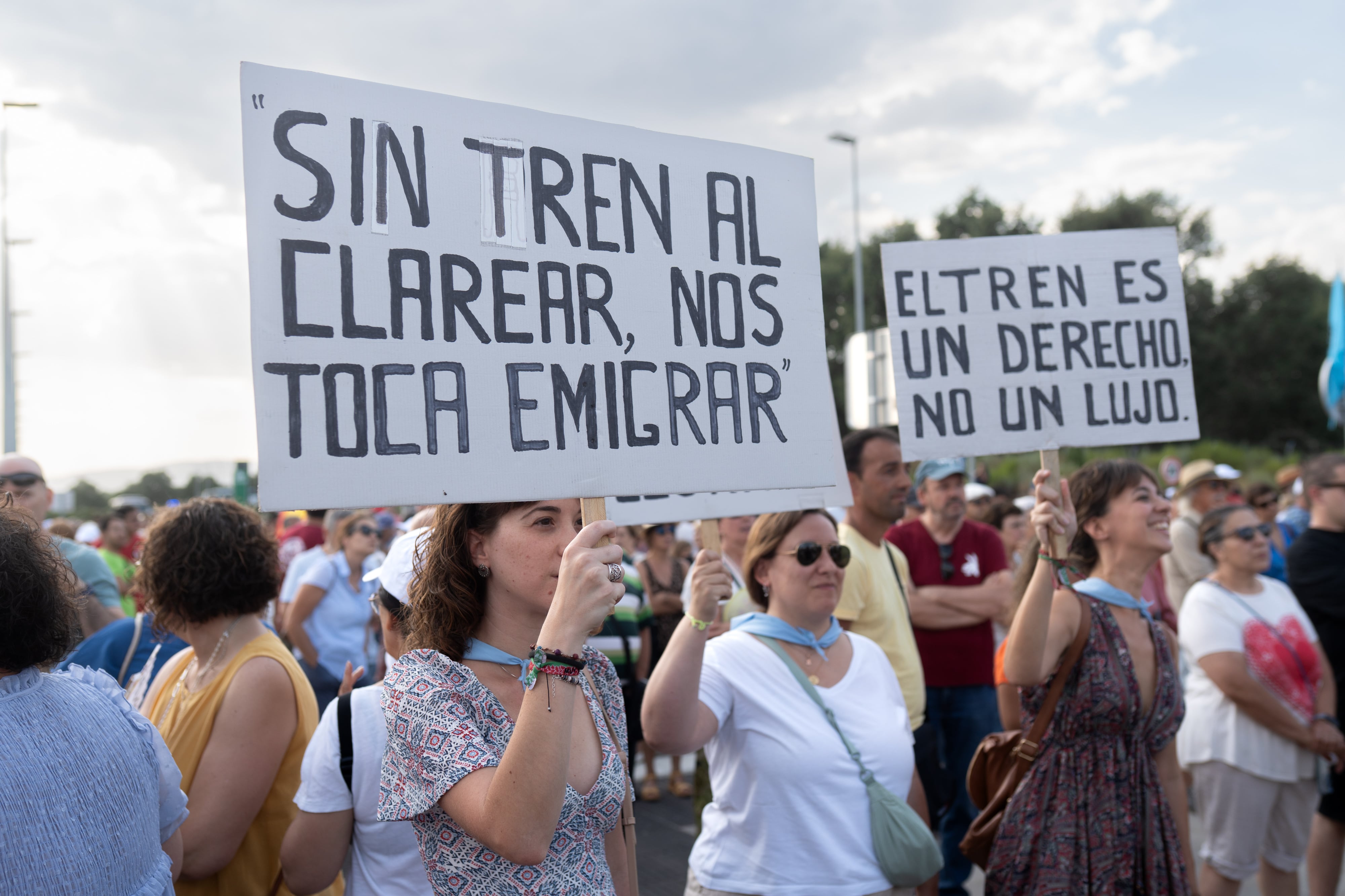 Manifestación contra la supresión de paradas del AVE en la estación de Otero de Sanabria.