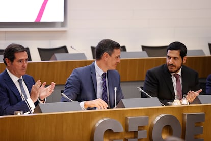 Garamendi , Sánchez y el presidente de la Qatari Businessmen Association, Sheikh Faisal Bin Qassim Al-Thani, este miércoles en el foro empresarial organizado por la CEOE.