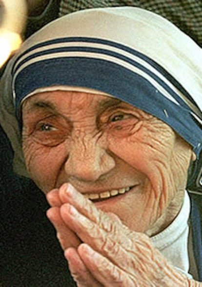 Agnes Gonxha Bojaxhiu, verdadero nombre de Teresa de Calcuta, será beatificada  el próximo 19 de octubre, apenas transcurridos seis años de su muerte. La Madre Teresa, una albanesa nacida en Spkopje (hoy Macedonia) el 20 de agosto de 1910, alcanzó la fama cuidando a los enfermos y moribundos que yacían en las calles de Calcuta. En 1979 recibió el Premio Nobel de la Paz.