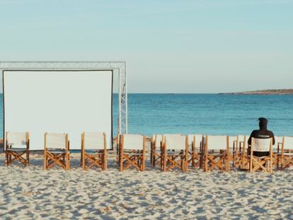 Festival de Cinema de Menorca. Escenario: una isla. Este festival habita diferentes espacios públicos y abiertos de Menorca, como el patio de la iglesia Sant Francesc, la Catedral de Ciutadella o la isla del Rey (Maó) para mostrar propuestas cinematográficas que usan como hilo conductor la vida en islas (Profesor en Groenlandia o Fishbone) y reflexionar también sobre sostenibilidad y cambio climático.