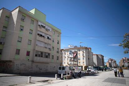 Vista de una zona de las Tres Mil Viviendas donde se pueden ver cables entre bloques de viviendas para compartir la electricidad.
