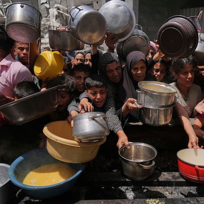 Palestinians struggle to get donated food at a community kitchen in Jabalia, northern Gaza Strip, Monday, May 19, 2025. (AP Photo/Jehad Alshrafi)

Associated Press/LaPresse