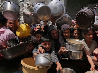 Palestinians struggle to get donated food at a community kitchen in Jabalia, northern Gaza Strip, Monday, May 19, 2025. (AP Photo/Jehad Alshrafi)
Associated Press/LaPresse