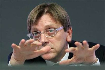El primer ministro de Bélgica, Guy Verhofstadt, durante su conferencia de prensa de ayer en Bruselas.