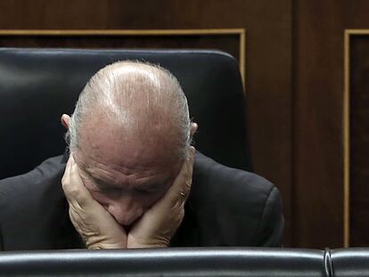 El exministro del Interior, Jorge Fernández, en su escaño del Congreso, en una imagen de archivo.