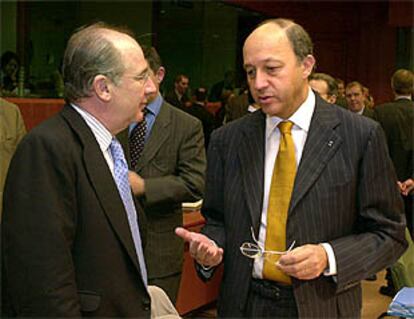 Los ministros de Economía de España y Francia, Rodrigo Rato y Laurent Fabius, ayer en Bruselas.