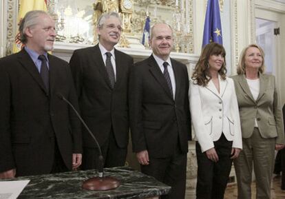 Chaves posa con Miguel Ángel Cortizo, Antonio María Claret García, María Dolores Carrión y Dominica Fernández, durante el acto de toma de posesión.